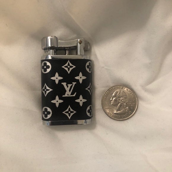 Luxury Black and Silver Lighter - Picture 2 of 2